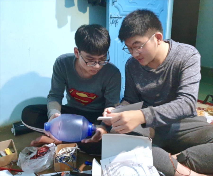 Phan Nguyễn Anh Dũng (bìa trái) và Nguyễn Hưng Thịnh (lớp 11B1, Trường THPT Phạm Văn Đồng, huyện Ia Grai) lắp ráp máy trợ thở. Ảnh: Mộc Trà