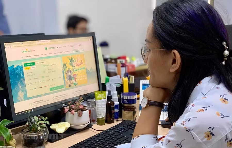 Thói quen tìm kiếm thông tin và đặt dịch vụ trực tiếp trên các nền tảng số đã trở nên phổ biến với khách du lịch. Ảnh minh họa: M.Mai/Vietnam+