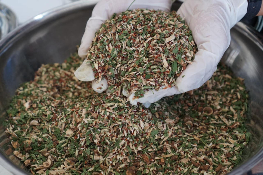 Trà Detox được chính tay Lan phối trộn từ những loại thảo mộc quý. Ảnh: NVCC