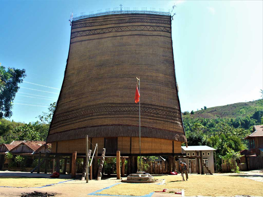 Mái nhà rông cao vút nằm giữa làng Kon K’tu là nơi sinh hoạt của cả cộng đồng. ĐỨC NHẬT