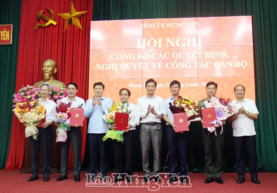 Các đồng chí Thường trực Tỉnh ủy chúc mừng các đồng chí được chỉ định, phân công, điều động, bổ nhiệm giữ các chức vụ