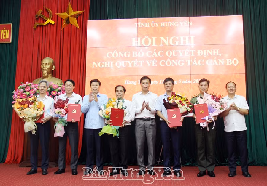 Các đồng chí Thường trực Tỉnh ủy chúc mừng các đồng chí được chỉ định, phân công, điều động, bổ nhiệm giữ các chức vụ