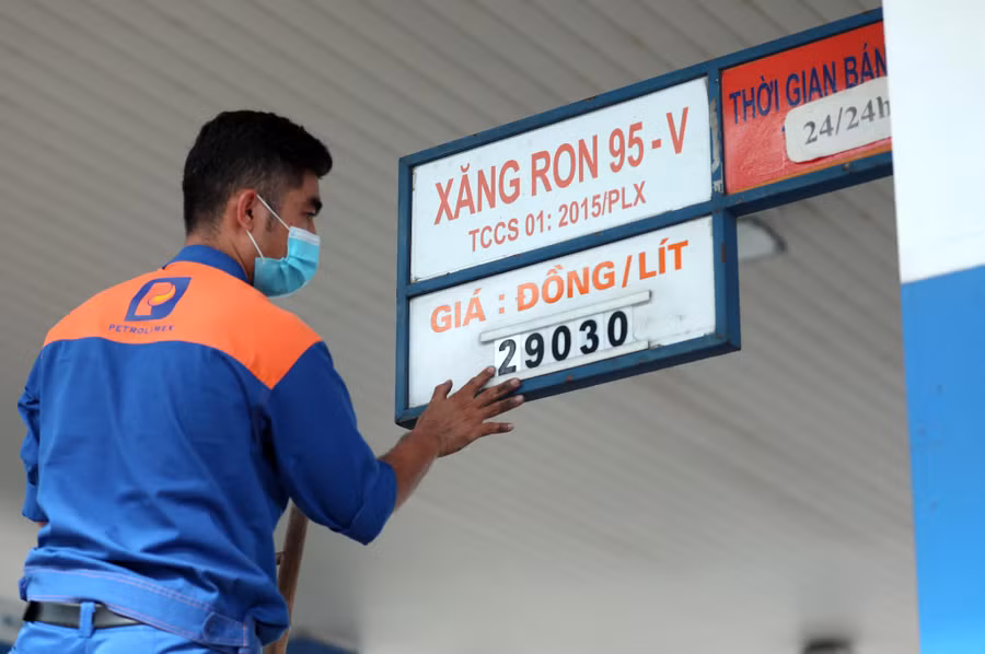  Xăng được dự báo sẽ tăng tiếp từ chiều mai (21.5) - Ảnh: Ngọc Dương