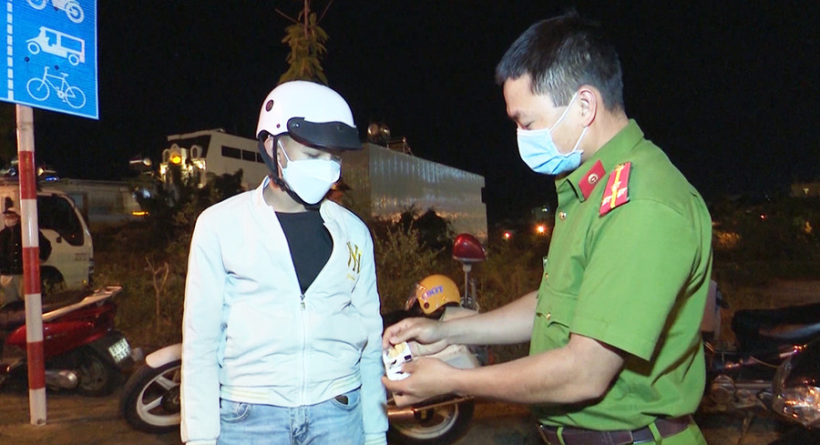  Công an Tp. Pleiku tăng cường lực lượng tuần tra, kiểm soát các tuyến địa bàn trọng điểm về an ninh, trật tự. Ảnh: Lê Ánh