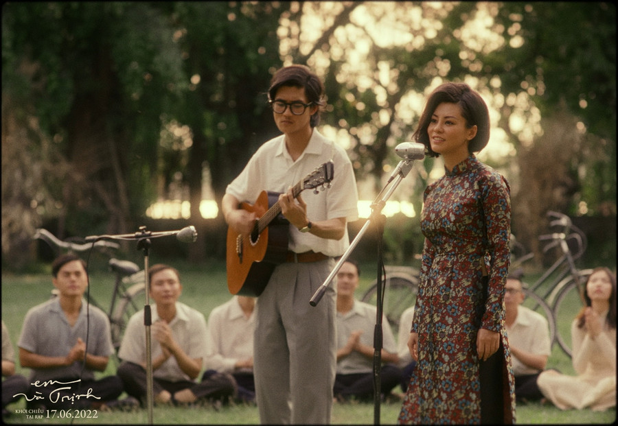 Các buổi biểu diễn của Trịnh Công Sơn và Khánh Ly với các ca khúc Da Vàng trước đông đảo người dân Việt Nam trong giai đoạn chiến tranh cũng được điểm qua. ĐPCC