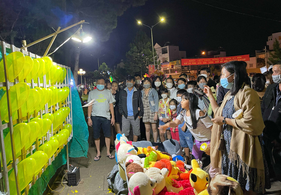 Một số trò chơi trong khuôn khổ sự kiện cồng chiêng cuối tuần thu hút rất đông trẻ em. Ảnh: Minh Châu