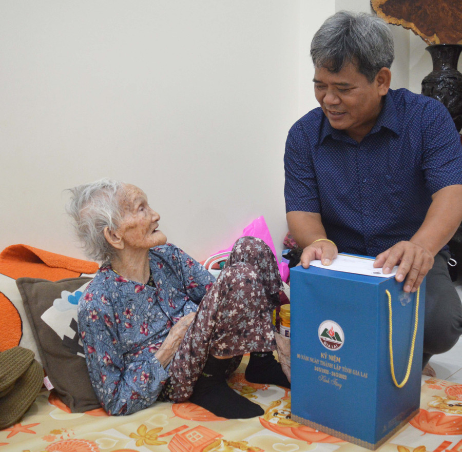 Chủ tịch Ủy ban MTTQ Việt Nam tỉnh ân cần thăm hỏi mẹ VNAH Nguyễn Thị Mười. Ảnh: Anh Huy