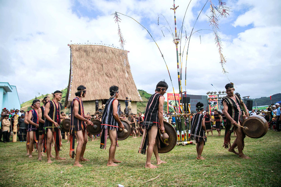 Biểu diễn cồng chiêng tại Lễ hội hoa dã quỳ-núi lửa Chư Đang Ya (huyện Chư Păh). Ảnh: Nguyễn Linh Vinh Quốc