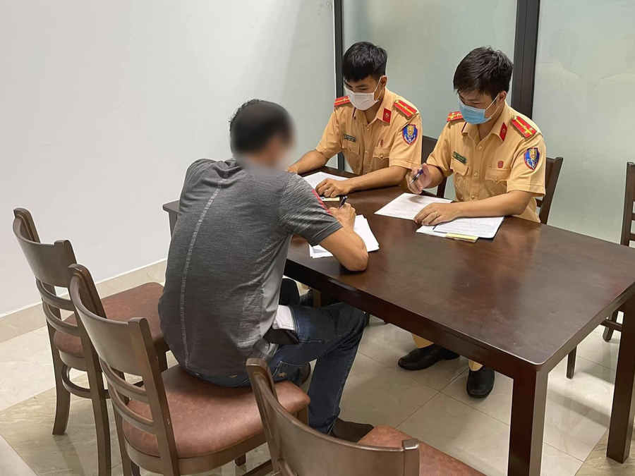 CSGT Đà Nẵng xử lý một trường hợp vi phạm giao thông bị phản ánh qua Facebook. Ảnh: Nguyễn Tú CSGT Đà Nẵng xử lý một trường hợp vi phạm giao thông bị phản ánh qua Facebook. Ảnh: Nguyễn Tú