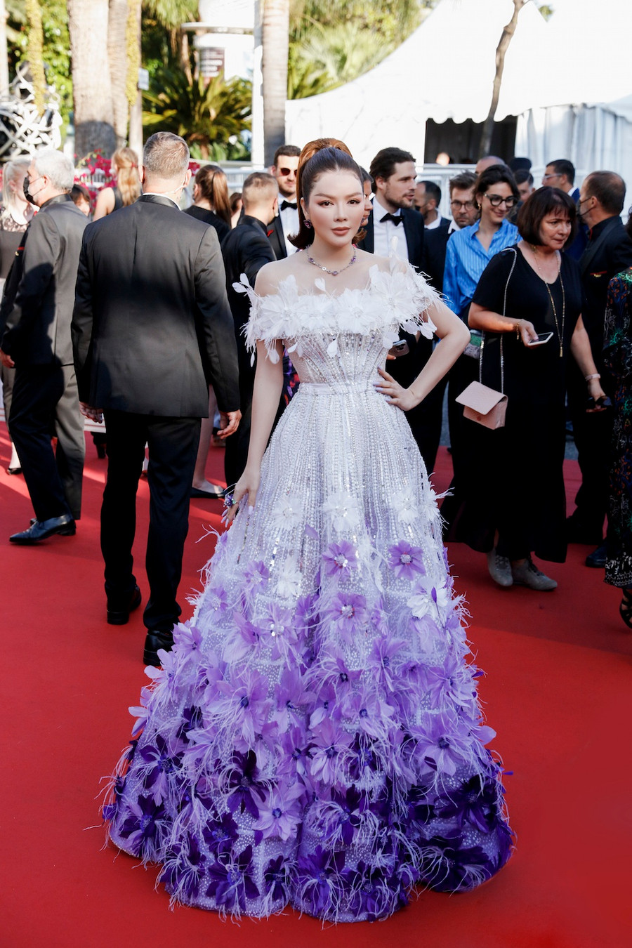 Sắc tím cũng là tông màu trend của năm 2022. Do đó, khi lựa chọn thiết kế này đến với thảm đỏ Cannes, Lý Nhã Kỳ mong muốn mang làn gió mới, một màu sắc trẻ trung hơn trước khán giả. Ảnh: JOYCE NGUYEN, LINH PHAM