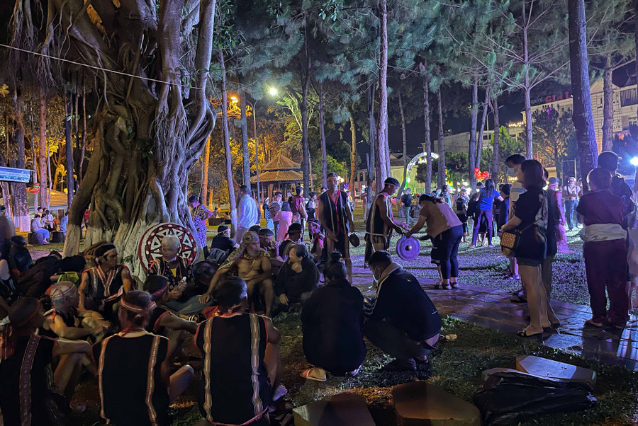 Không gian như trở về một đêm hội làng. Ảnh: Minh Châu