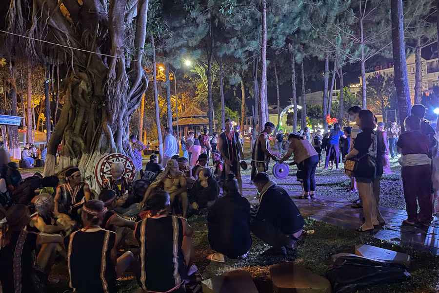 Không gian như trở về một đêm hội làng. Ảnh: Minh Châu