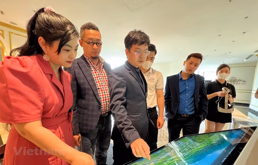 Du khách khám phá điểm đến bằng du lịch thực tế ảo. Ảnh: Mai Mai/Vietnam+