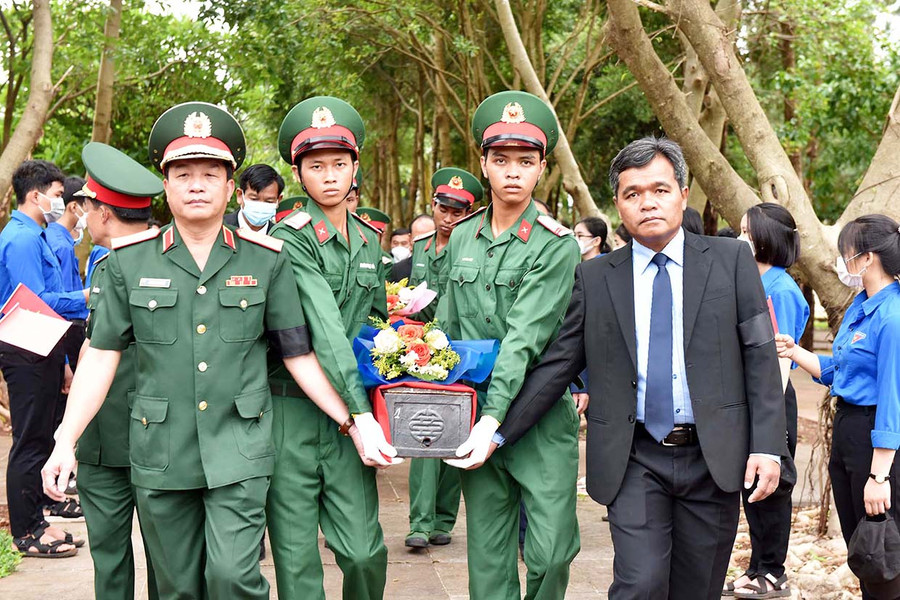 Đón các anh về yên nghỉ trong lòng đất Mẹ ảnh 2 Đồng chí Hồ Văn Niên (bìa phải)-Ủy viên Ban Chấp hành Trung ương Đảng, Bí thư Tỉnh ủy, Chủ tịch HĐND tỉnh đưa tiễn các liệt sĩ về nơi an nghỉ. Ảnh: Đức Thụy