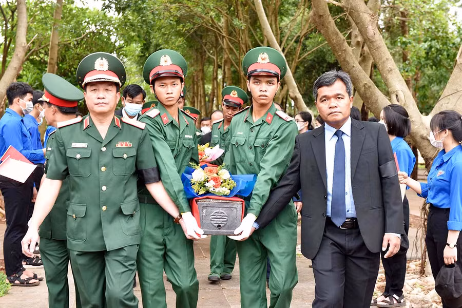 Đồng chí Hồ Văn Niên (bìa phải)-Ủy viên Ban Chấp hành Trung ương Đảng, Bí thư Tỉnh ủy, Chủ tịch HĐND tỉnh đưa tiễn các liệt sĩ về nơi an nghỉ. Ảnh: Đức Thụy