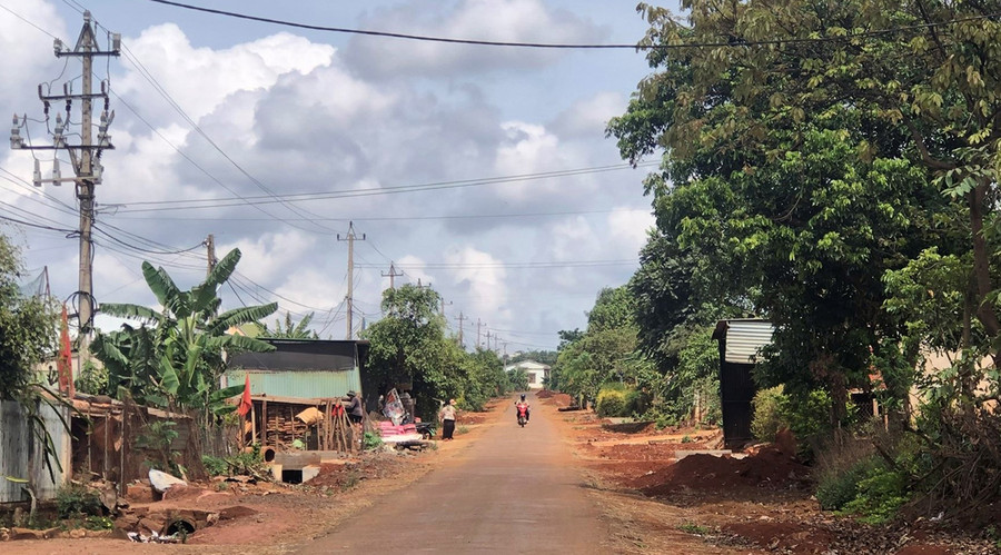  Nhiều hộ dân đã tự nguyện tháo dỡ, di dời hàng rào đề tuyến đường liên xã thuận lợi thi công. Ảnh: Anh Huy