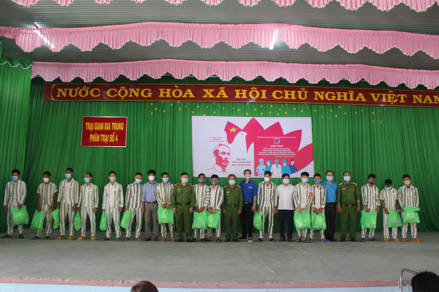 Hội LHTN Việt Nam tỉnh phối hợp Trung tâm Chuyển giao công nghệ và khuyến nông (Viện Khoa học kỹ thuật nông nghiệp Duyên hải Nam Trung Bộ) tặng quà cho phạm phạm nhân đang cải tạo tại Trại giam Gia Trung. Ảnh: Phan Lài