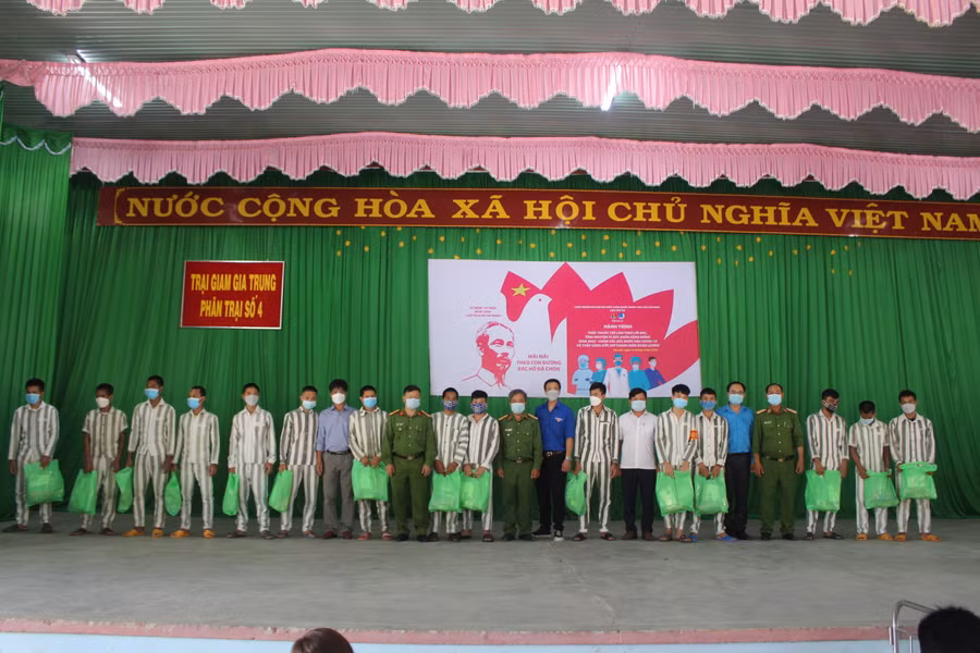 Hội LHTN Việt Nam tỉnh phối hợp Trung tâm Chuyển giao công nghệ và khuyến nông (Viện Khoa học kỹ thuật nông nghiệp Duyên hải Nam Trung Bộ) tặng quà cho phạm phạm nhân đang cải tạo tại Trại giam Gia Trung. Ảnh: Phan Lài