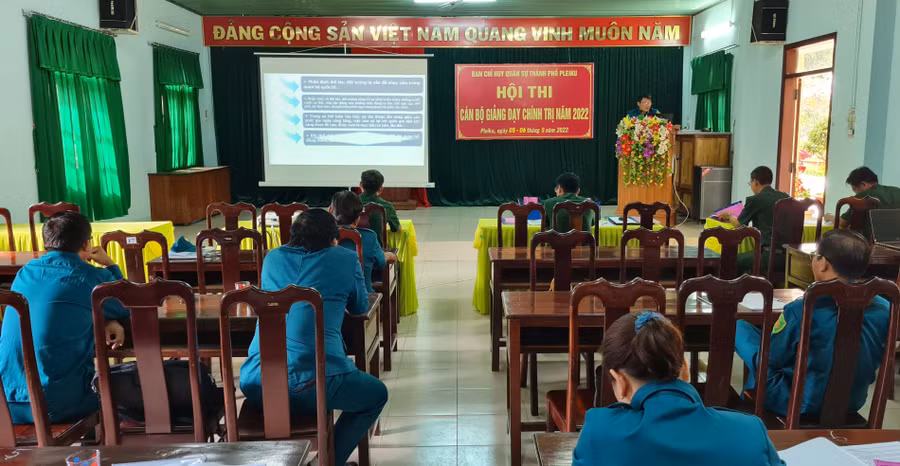 Các thí sinh dự thi phần thi thực hành bài giảng chính trị. Ảnh: Bá Bính