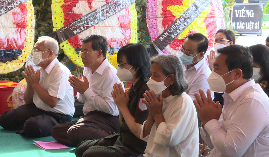  Phó Chủ tịch UBND tỉnh Nguyễn Thị Thanh Lịch ( ngồi giữa) dự Lễ cầu siêu. Ảnh: Đoàn Bình
