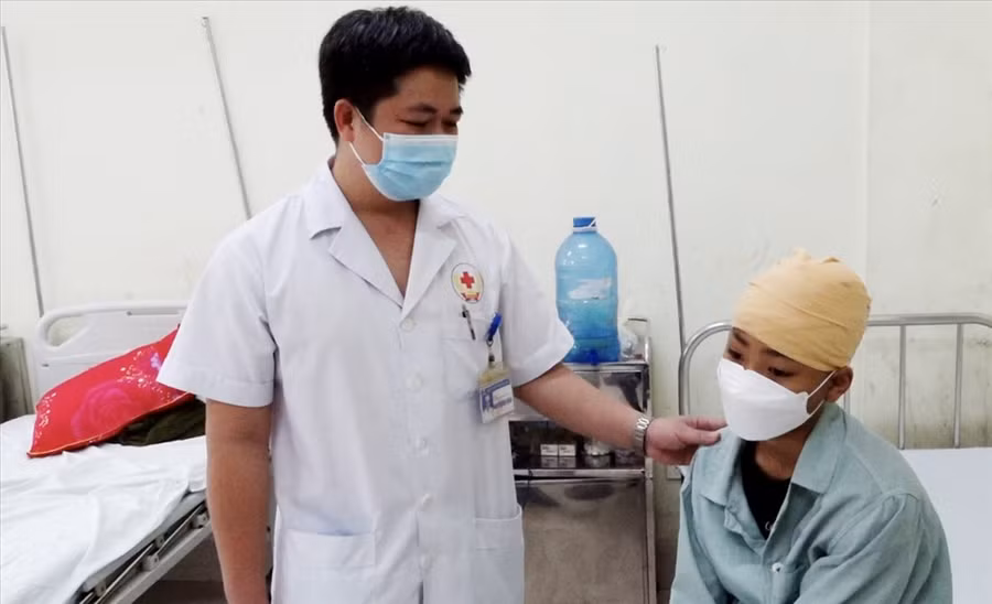 Em Phạm Văn H. hiện đang điều trị tại Bệnh viện Quân y 91. Ảnh: BTN