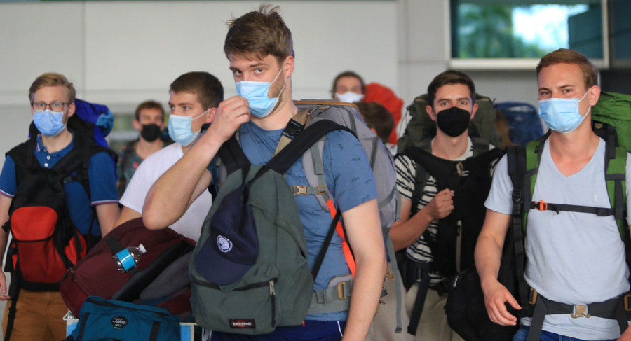 Du khách nước ngoài nhập cảnh tại ga quốc tế (sân bay Tân Sơn Nhất), chiều 16.5. Ảnh: Nhật Thịnh