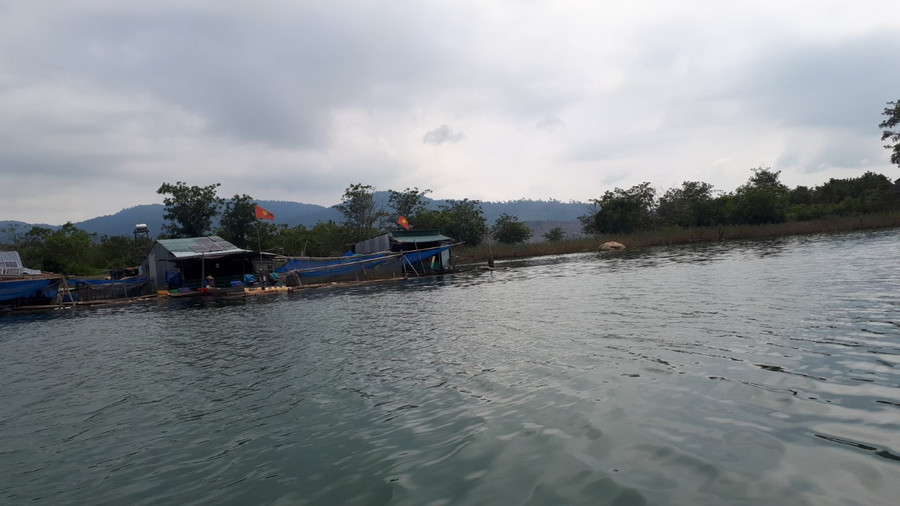 Sau khoảng 30 phút đi thuyền, khách sẽ ghé thăm làng chài trên hồ.