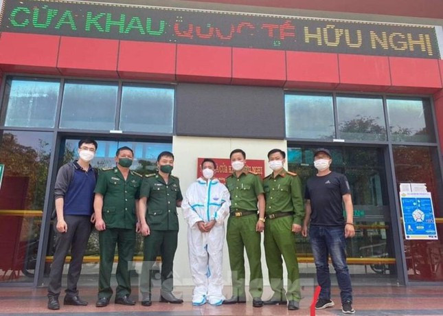 Đối tượng Thào Mý Say (giữa) bị cơ quan chức năng Trung Quốc bắt giữ và trao trả về nước qua cửa khẩu quốc tế Hữu Nghị (Lạng Sơn) -Ảnh: BP