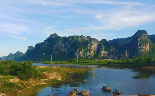  Sông Gianh đoạn qua xã Đức Hóa, huyện Tuyên Hóa, tỉnh Quảng Bình