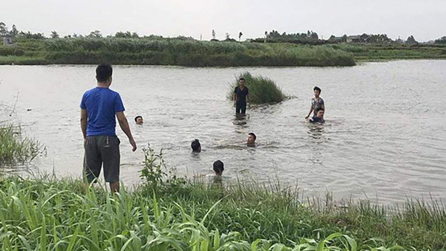 Người dân cùng lực lượng chức năng tìm kiếm các nạn nhân. Ảnh: CTV Người dân cùng lực lượng chức năng tìm kiếm các nạn nhân. Ảnh: CTV
