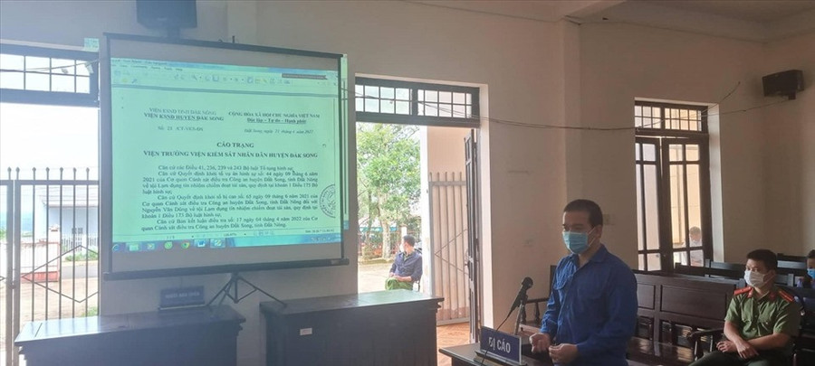 Đây là phiên tòa hình sự đầu tiên ở huyện Đắk Song được tổ chức xét xử bằng hình thức số hóa tài liệu, hồ sơ vụ án. Ảnh: VKS Đây là phiên tòa hình sự đầu tiên ở huyện Đắk Song được tổ chức xét xử bằng hình thức số hóa tài liệu, hồ sơ vụ án. Ảnh: VKS