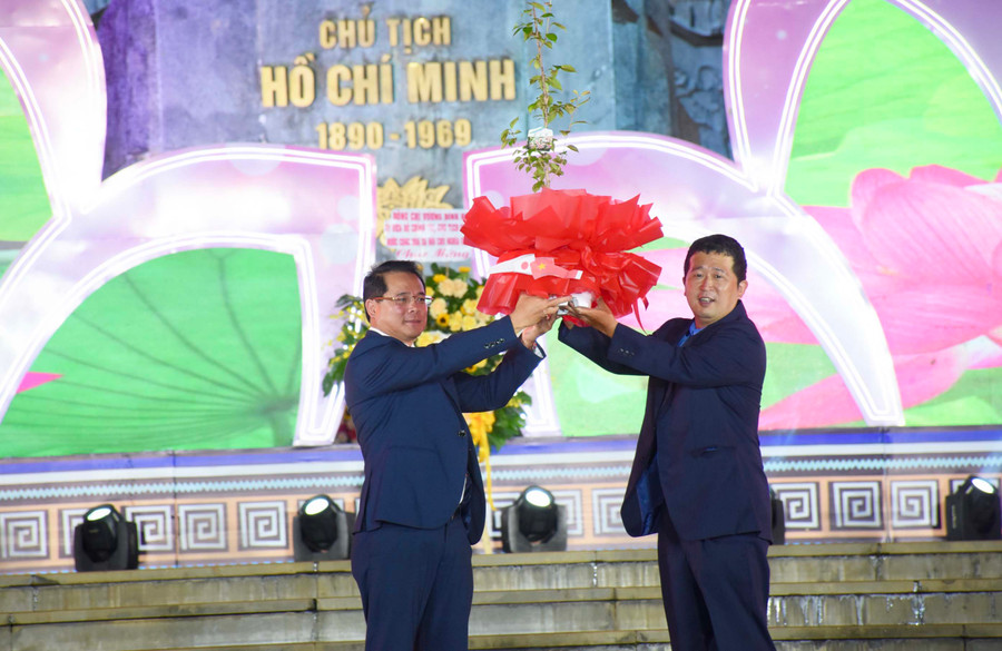 Phó Chủ tịch UBND tỉnh Hồ Phước Thành (bìa trái) đón nhận cây hoa anh đào từ Phó Tổng Lãnh sự Nhật Bản tại Đà Nẵng Shimonishi Kiyoshi. Ảnh: Lam Nguyên