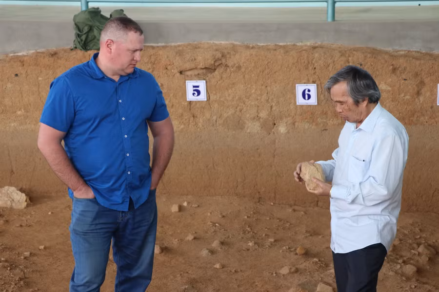 Trong số hàng ngàn hiện vật được tìm thấy có 3 rìu tay đá được các nhà khoa học Quốc tế xác định có niên đại từ 800 nghìn năm đến 1 triệu năm cách ngày nay. Ảnh: Ngọc Minh