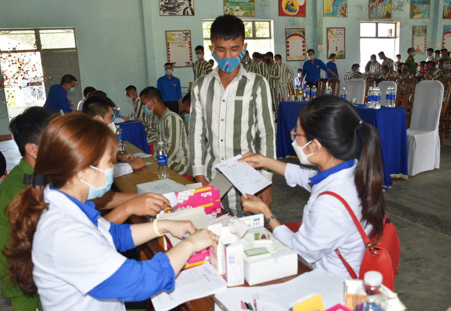 Các thành viên Câu lạc bộ Thầy thuốc trẻ tỉnh phát thuốc miễn phí cho phạm nhân. Ảnh: Hà Phương Các thành viên Câu lạc bộ Thầy thuốc trẻ tỉnh phát thuốc miễn phí cho phạm nhân. Ảnh: Hà Phương