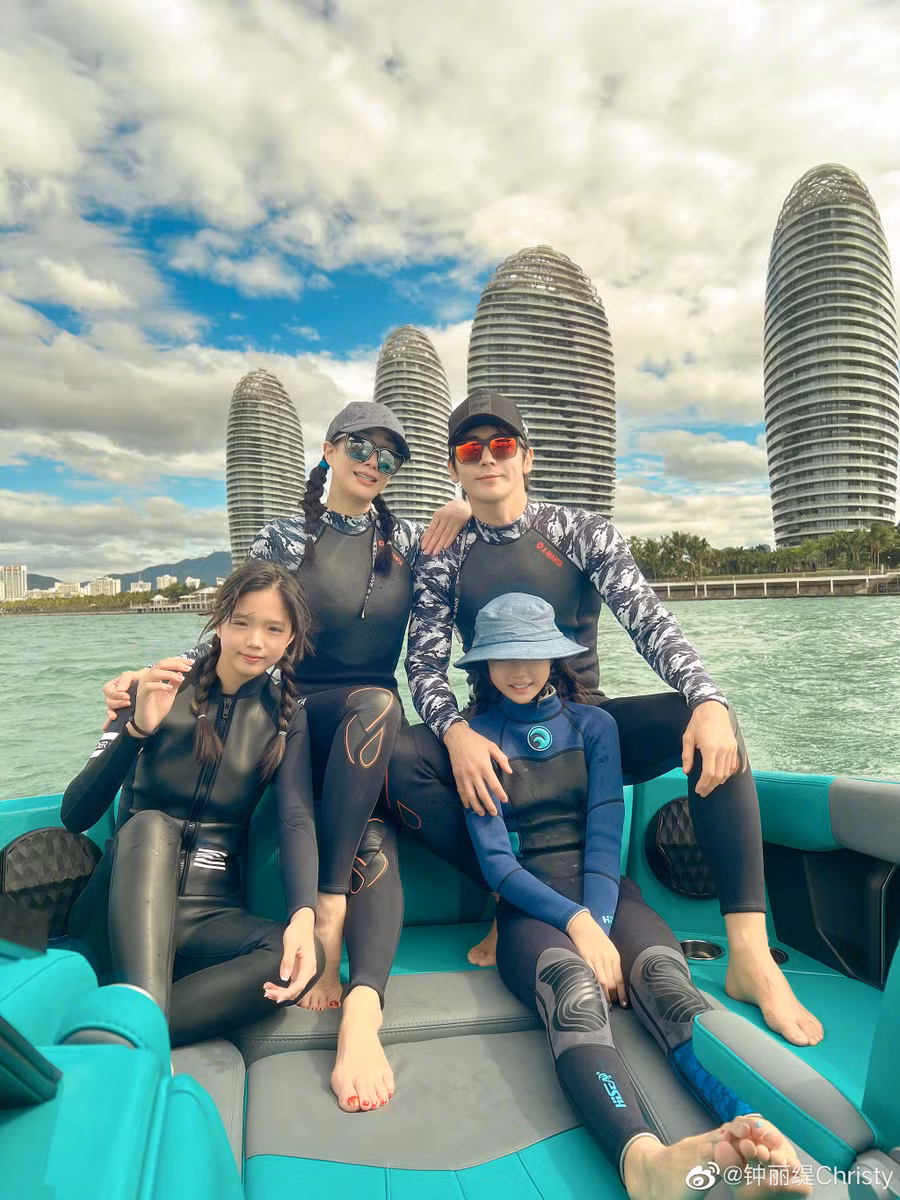 Nam diễn viên dành nhiều thời gian cho gia đình, anh học được cách làm cha khi chăm sóc các con riêng của vợ.