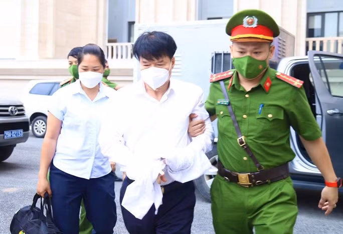 Bị cáo Trương Quốc Cường được dẫn giải tới phiên toà Bị cáo Trương Quốc Cường được dẫn giải tới phiên toà