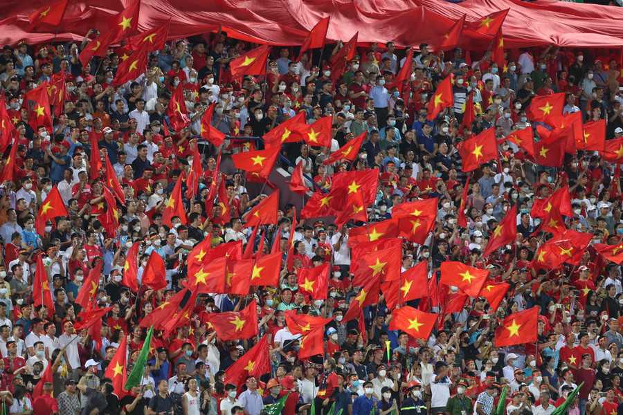 Hàng chục ngàn khán giả tại sân Việt Trì cổ vũ nồng nhiệt cho U23 Việt Nam. Ảnh: Văn Hữu