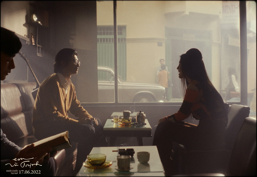 Không gian cà phê Tùng, nơi thường xuyên gặp gỡ của cố nhạc sĩ Trịnh Công Sơn cùng tri kỉ Khánh Ly được tái hiện đầy ấn tượng trên phim. ĐPCC