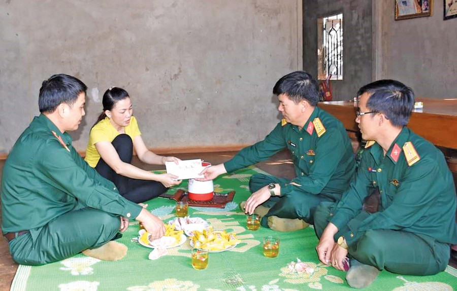 Ban lãnh đạo Công ty 715 trao tiền hỗ trợ điều trị bệnh cho chị Nguyễn Thị Oanh-công nhân Đội 18. Ảnh: Đinh Yến Ban lãnh đạo Công ty 715 trao tiền hỗ trợ điều trị bệnh cho chị Nguyễn Thị Oanh-công nhân Đội 18. Ảnh: Đinh Yến