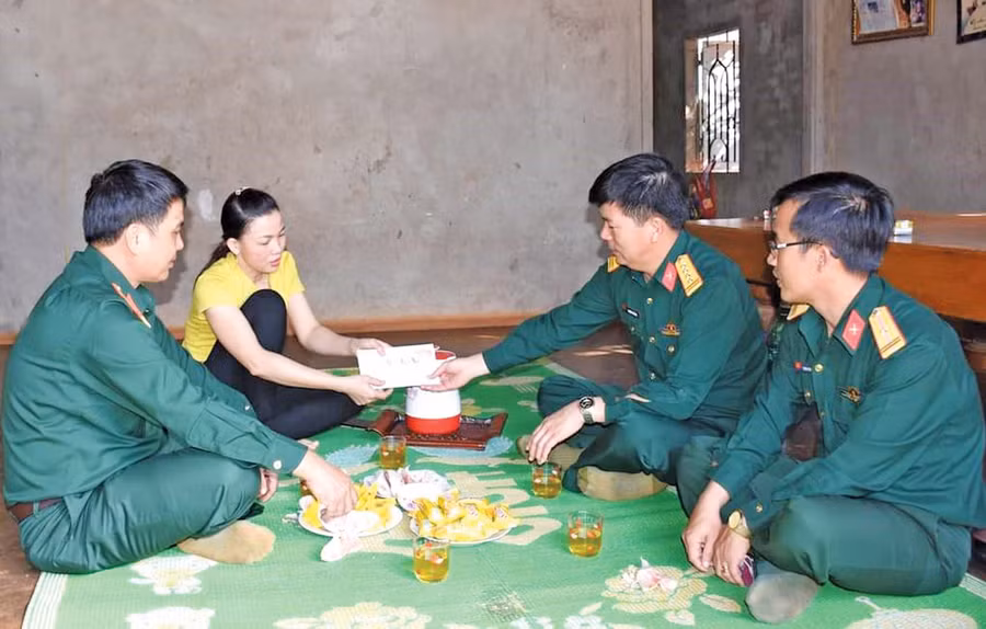 Ban lãnh đạo Công ty 715 trao tiền hỗ trợ điều trị bệnh cho chị Nguyễn Thị Oanh-công nhân Đội 18. Ảnh: Đinh Yến