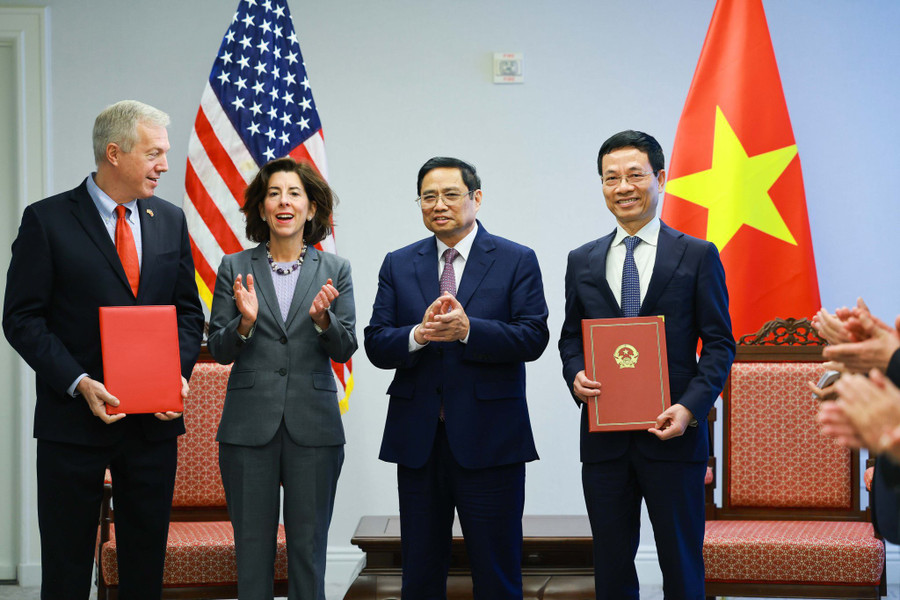 Thủ tướng cùng Bộ trưởng Raimondo chứng kiến các cơ quan hai nước trao biên bản hợp tác. Ảnh: Dương Giang Thủ tướng cùng Bộ trưởng Raimondo chứng kiến các cơ quan hai nước trao biên bản hợp tác. Ảnh: Dương Giang