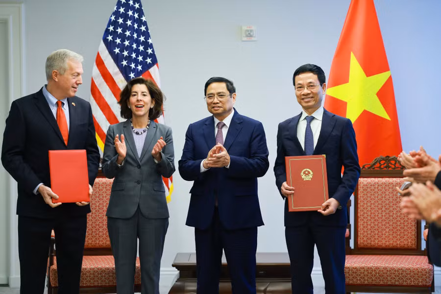 Thủ tướng cùng Bộ trưởng Raimondo chứng kiến các cơ quan hai nước trao biên bản hợp tác. Ảnh: Dương Giang