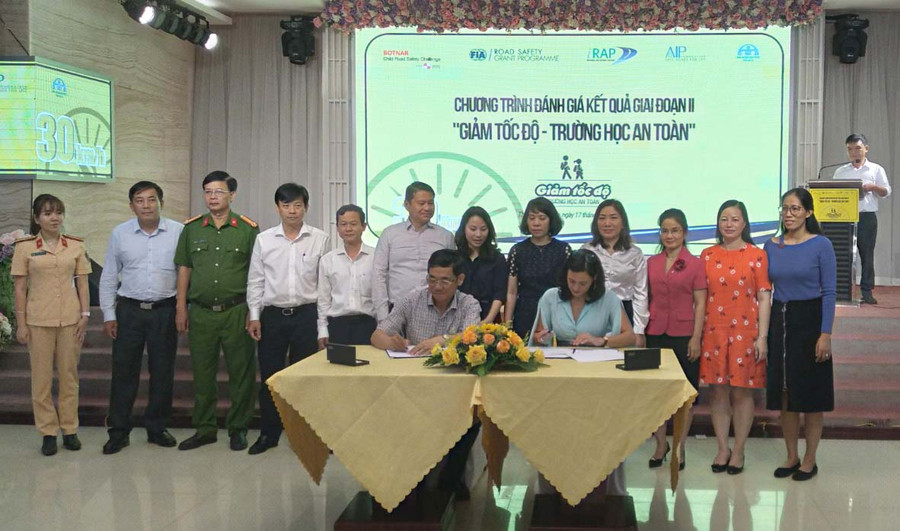Đại diện Ban An toàn Giao thông tỉnh Gia Lai và Quỹ Phòng chống thương vong châu Á (AIP) ký thỏa thuận hợp tác thực hiện Giai đoạn II mở rộng. Ảnh: Lê Anh