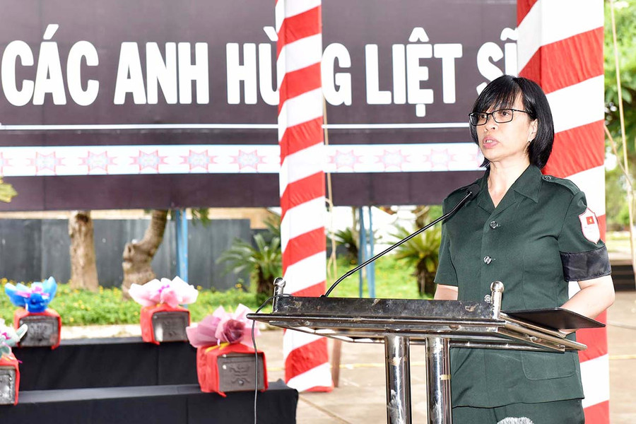 Đón các anh về yên nghỉ trong lòng đất Mẹ ảnh 3  Bà Nguyễn Thị Thanh Lịch-Phó Chủ tịch UBND tỉnh, Trưởng ban chuyên trách tỉnh đọc điếu văn tri ân các liệt sĩ. Ảnh: Đức Thụy