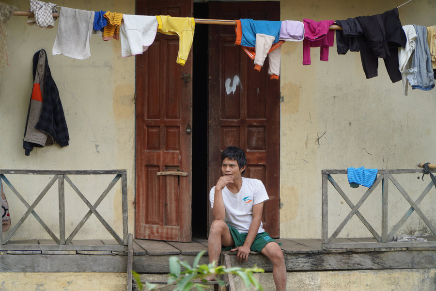 Một trong những cư dân ít ỏi còn trụ lại ở khu tái định cư Một trong những cư dân ít ỏi còn trụ lại ở khu tái định cư