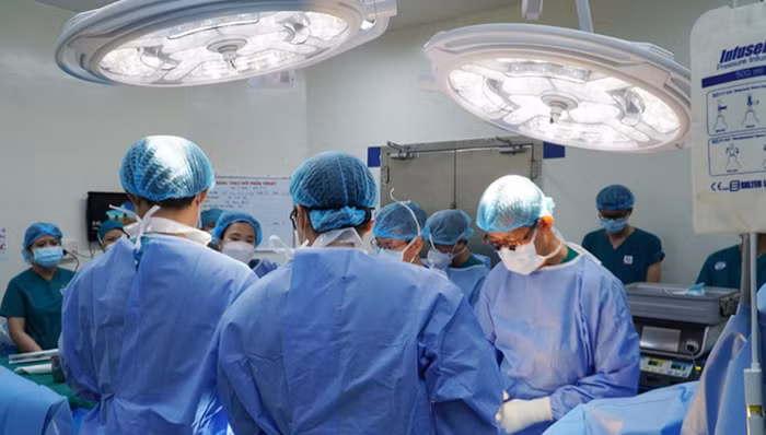 Bác sĩ Phạm Hữu Thiện Chí thực hiện ca mổ lấy tạng từ chàng trai 19 tuổi chết não.