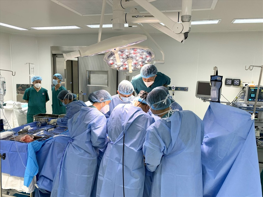 Các bác sĩ thực hiện ghép tim cho bệnh nhân. Ảnh: BV