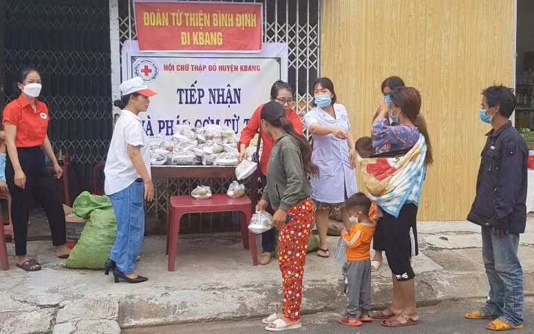 Hội Chữ thập đỏ Kbang cấp phát suất ăn từ thiện cho bệnh nhân đang điều trị tại Trung tâm Y tế huyện. Ảnh: Minh Ngân
