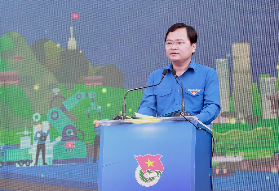 Anh Nguyễn Anh Tuấn phát động lễ ra quân. Ảnh: BẢO ANH