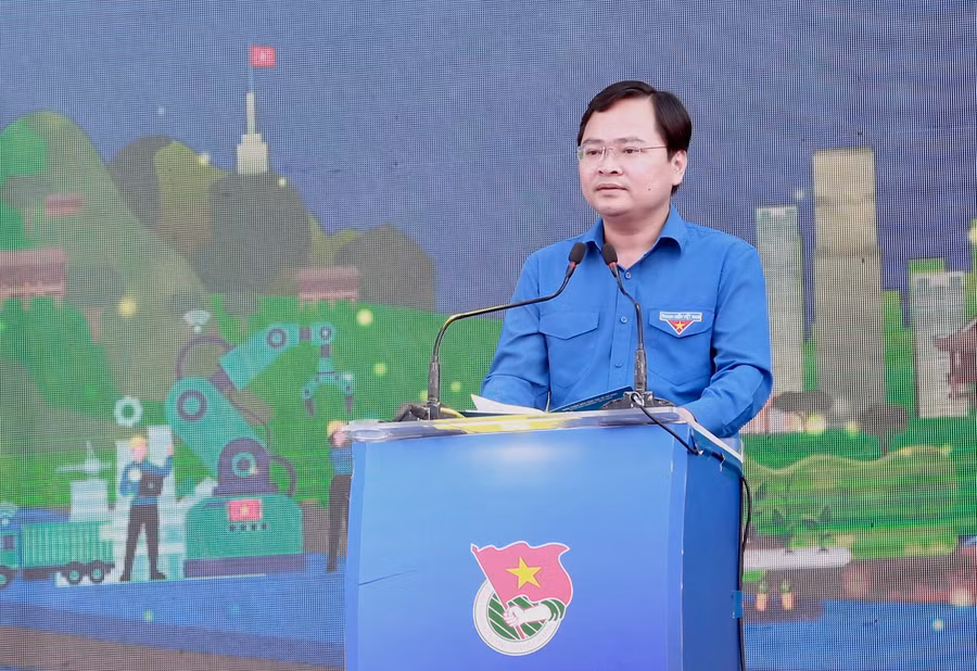 Anh Nguyễn Anh Tuấn phát động lễ ra quân. Ảnh: BẢO ANH